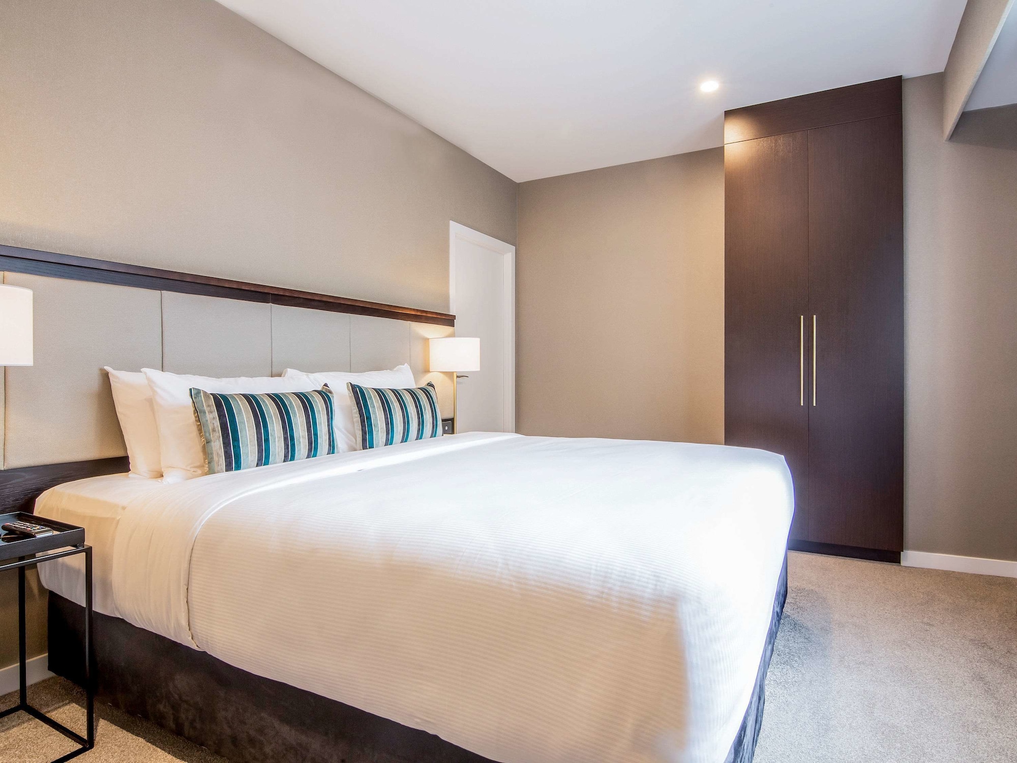 DELUXE, APARTMENT, KING BED