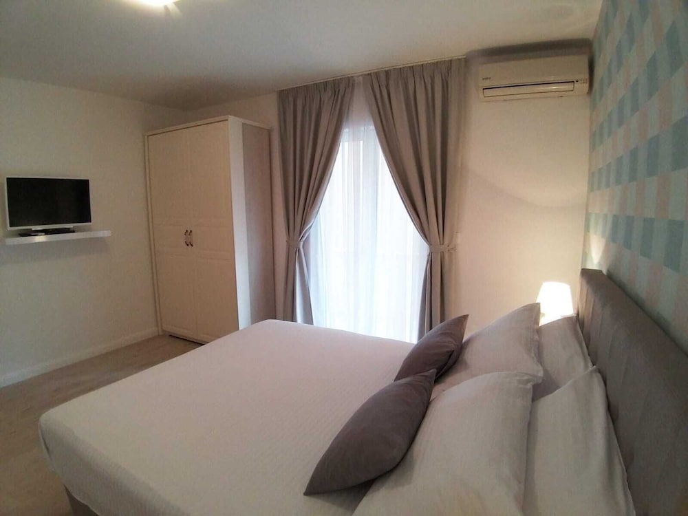 Apartments Venera 22/45