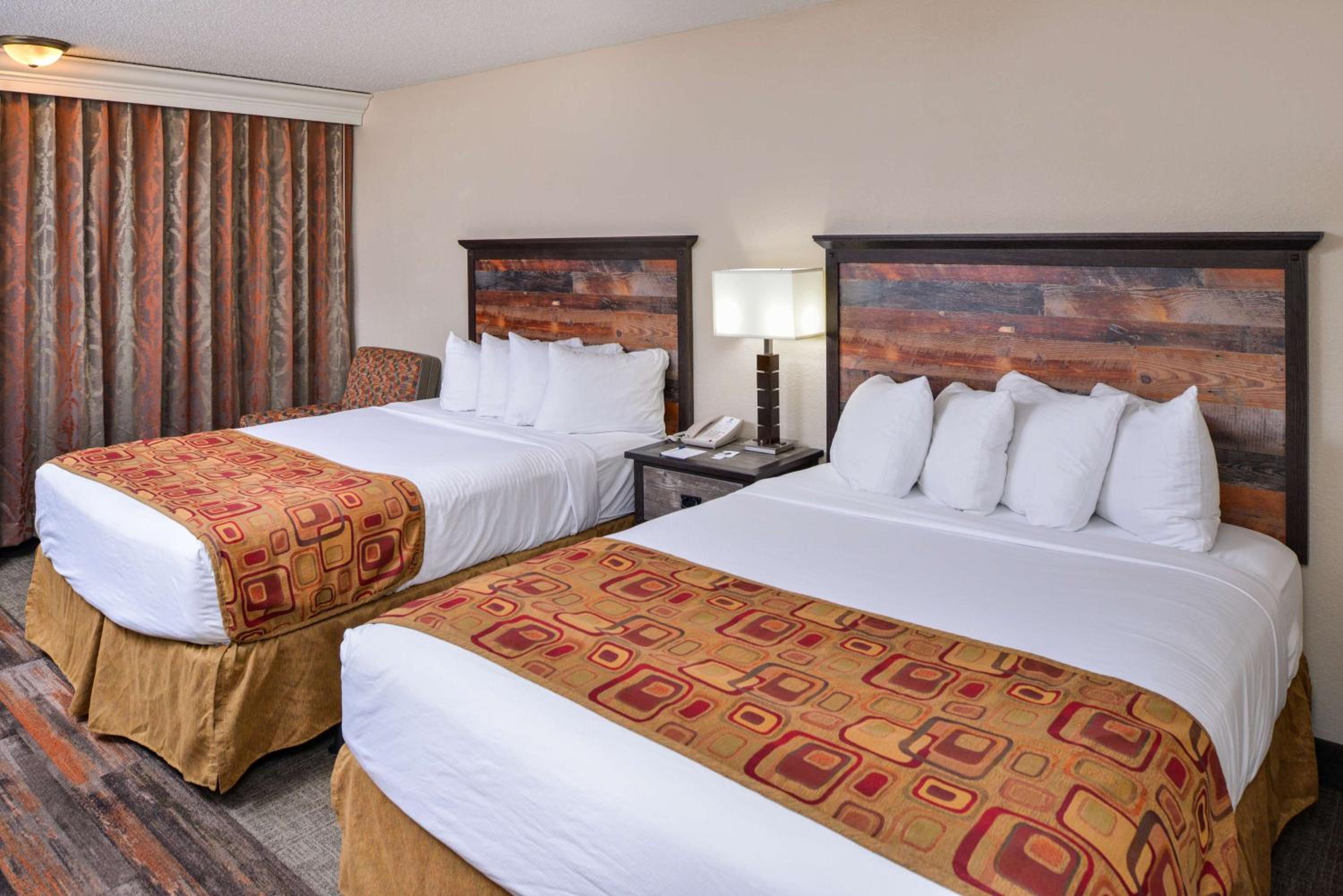 Room, 2 Queen Beds, Pool View