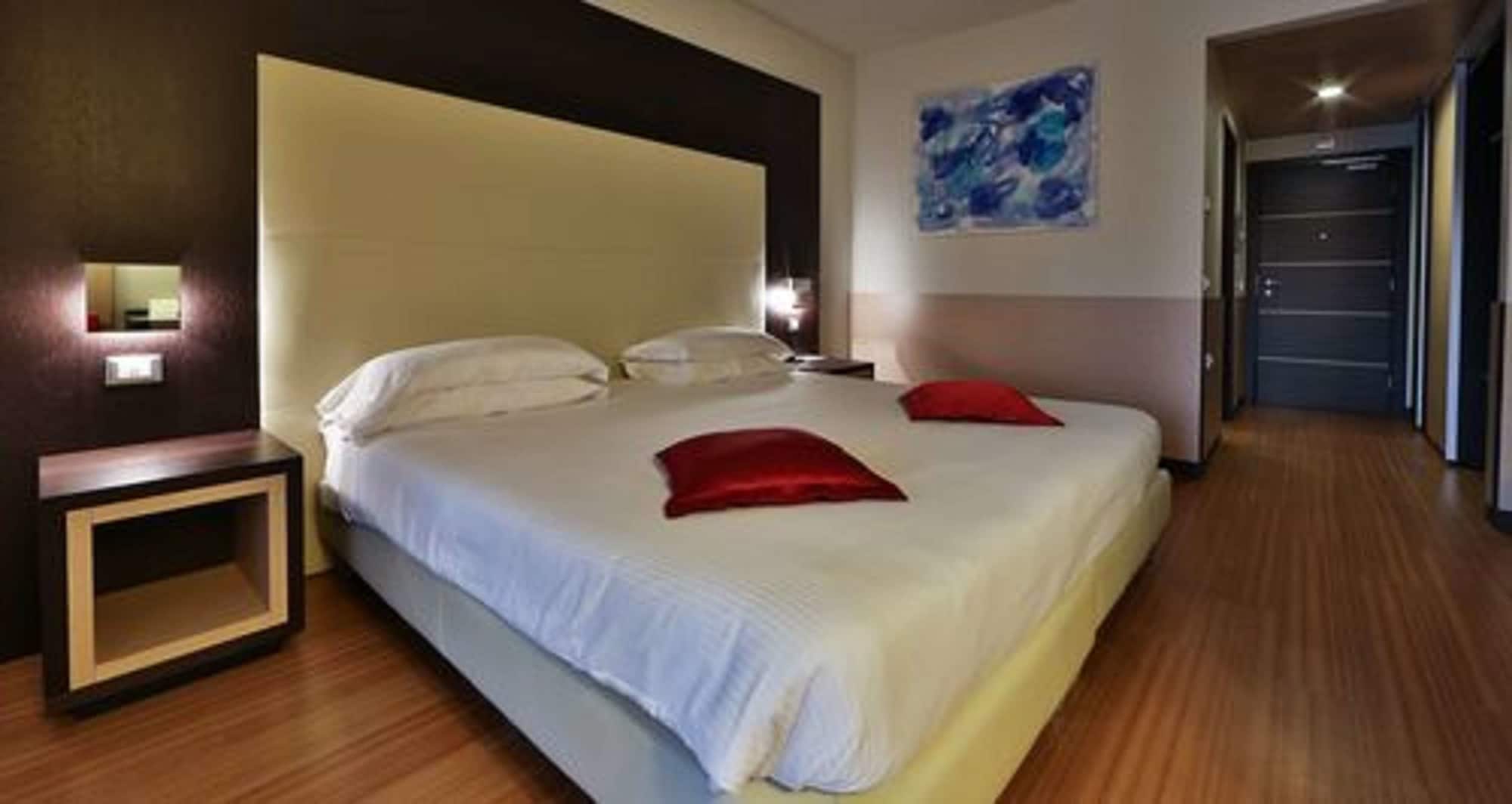 COMFORT, QUEEN BED