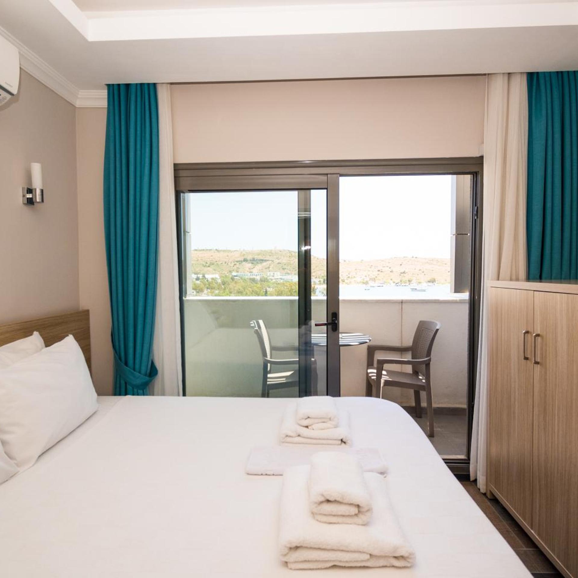غرفة بسرير مزدوج بإطلالة على البحر، M Suite Hotel 5/10