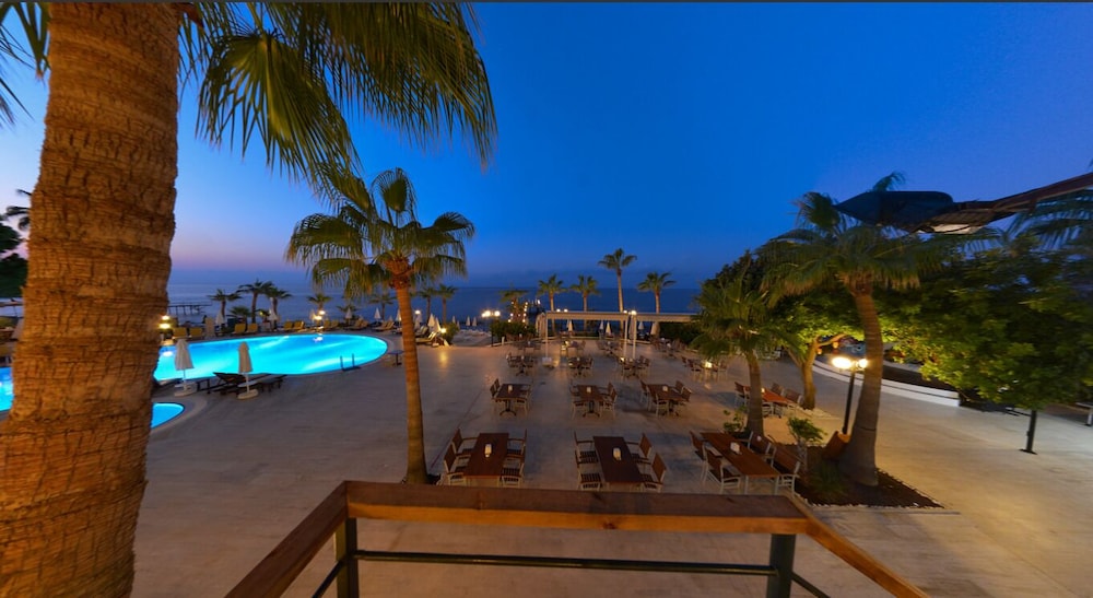 Anitas Beach Hotel 30/32