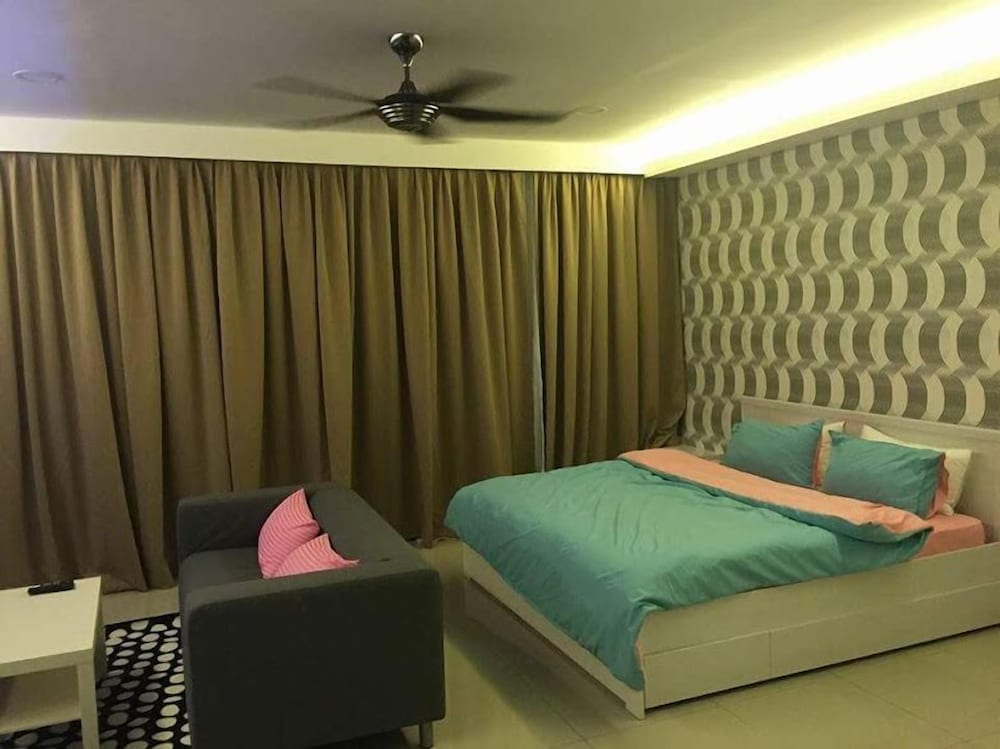 Dehouz – Trefoil Setia Alam Homestay 35/50