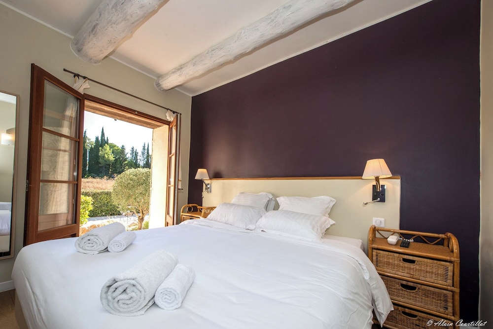 Room, Triple, King Bed, Sofa, Domaine Cie 6/10