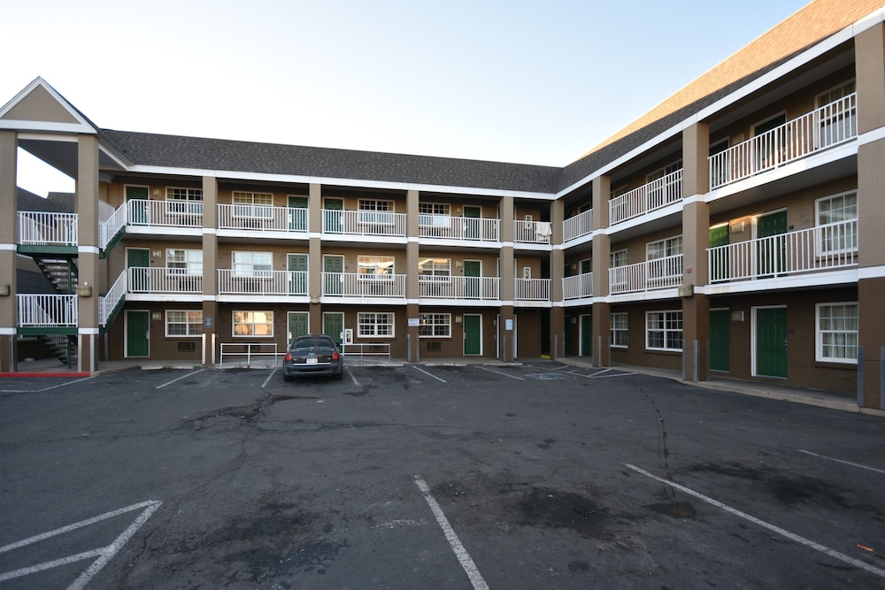 HomeTowne Studios by Red Roof Denver - Lakewood West 6/42