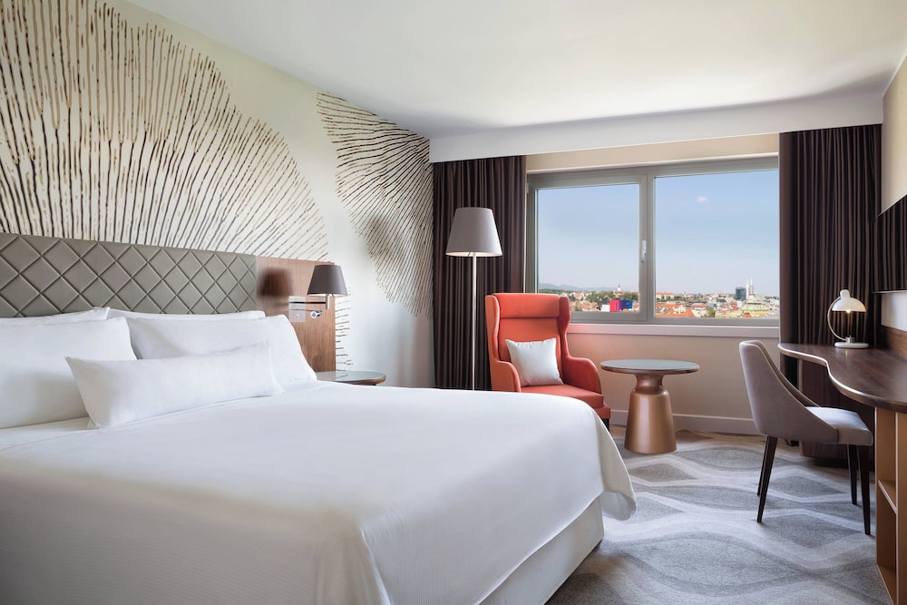 DELUXE, TWIN BEDS, CITY VIEW