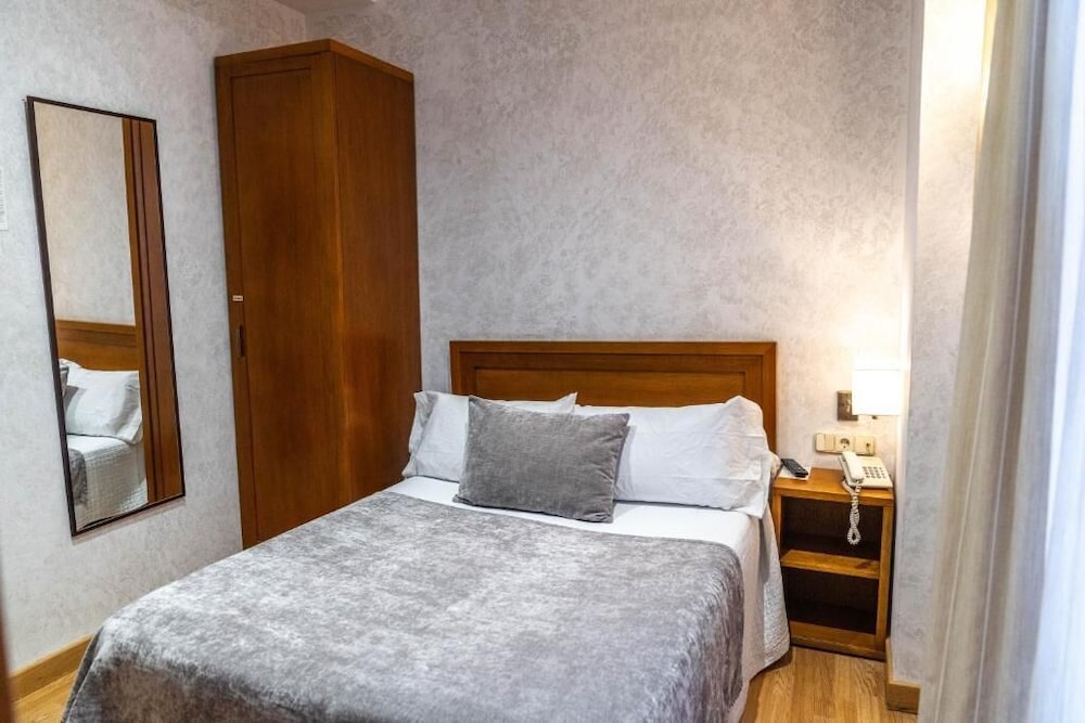 SMALL DOUBLE, DOUBLE BED