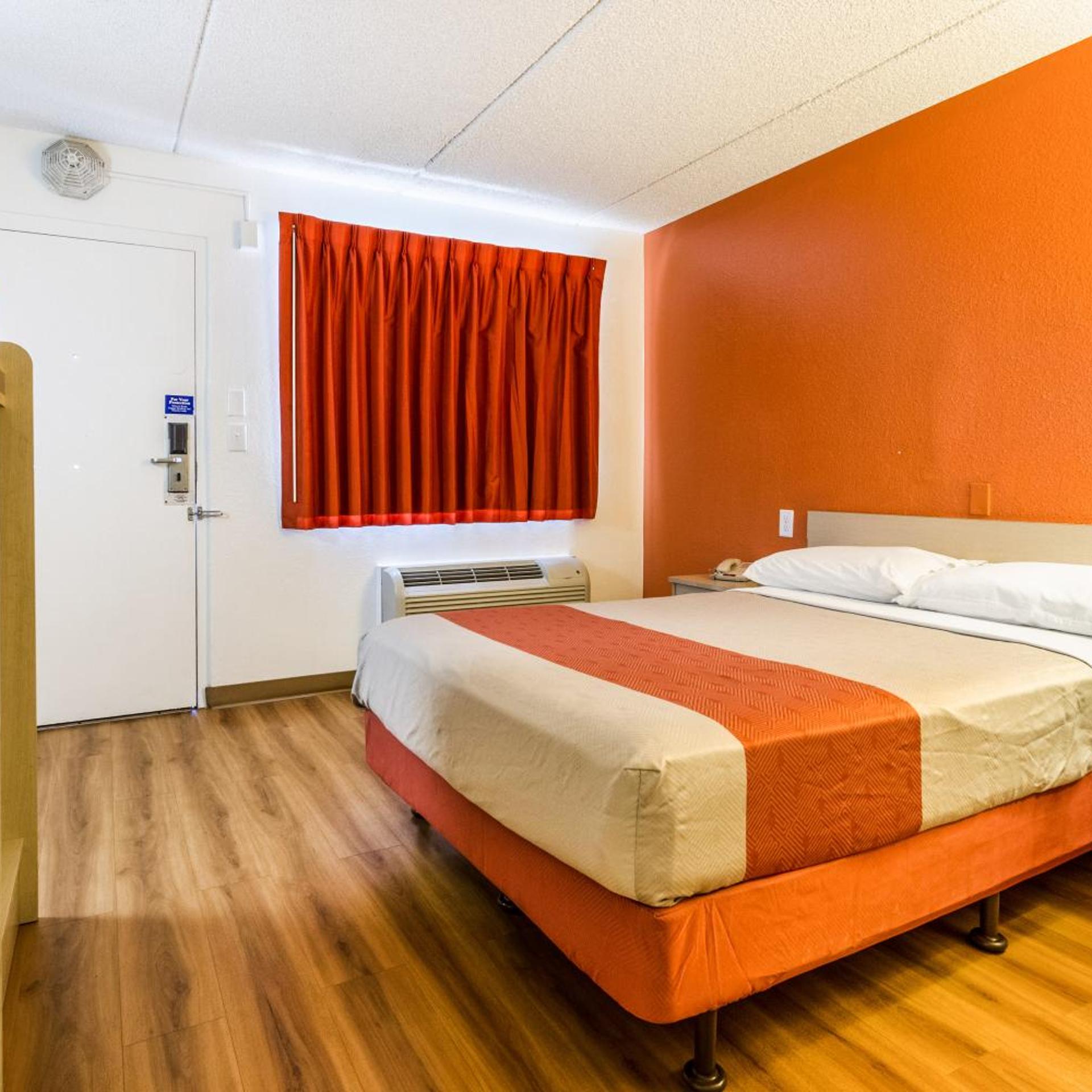 1 Queen Bed