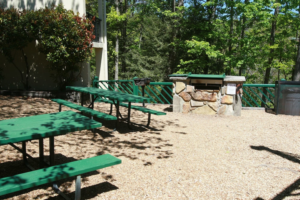 Laurel Point Resort 10/35