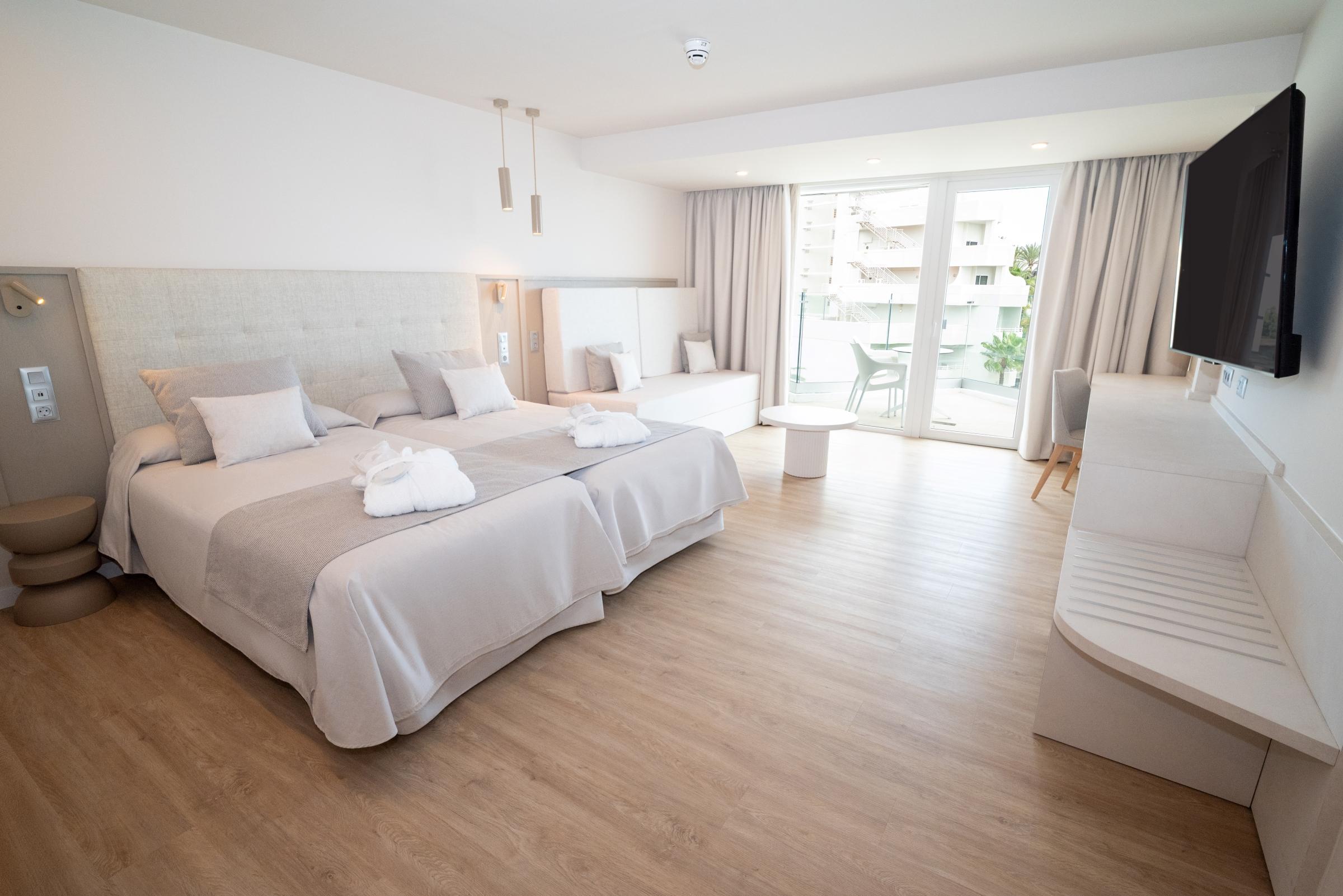 Deluxe, Double Bed, Side Sea View, Balcony or Terrace