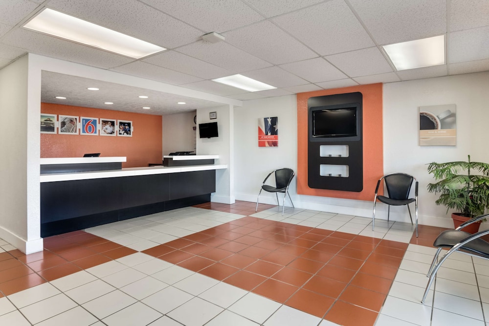 Lobby at Motel6 Youngstown, OH, YOUNGSTOWN - OH