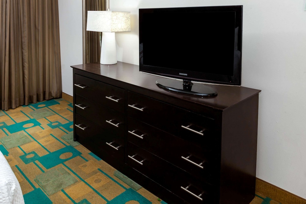 La Quinta Inn Suites Milwaukee Glendale Bayshore 33/37