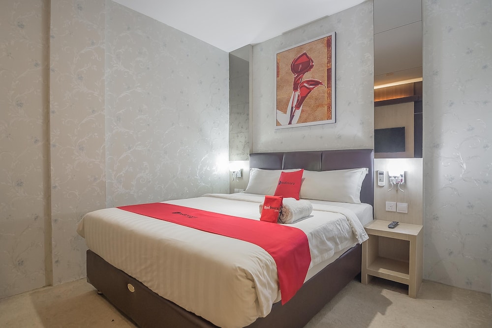 RedDoorz Premium near Grand Batam Mall 14/50