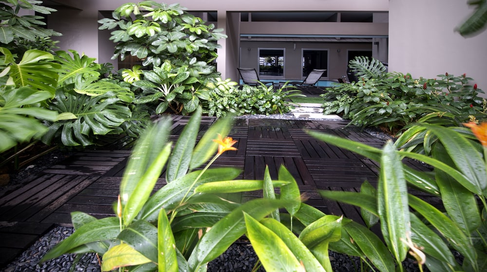 V Hotel Bencoolen 52/54