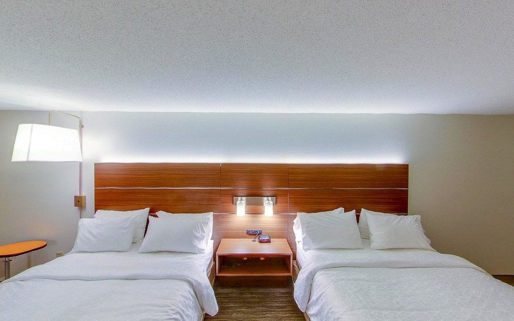 Holiday Inn Express Fort Wayne-East(New Haven) 13/39