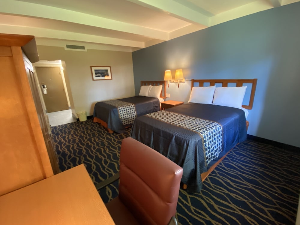 Economy Inn North Randall 18/49