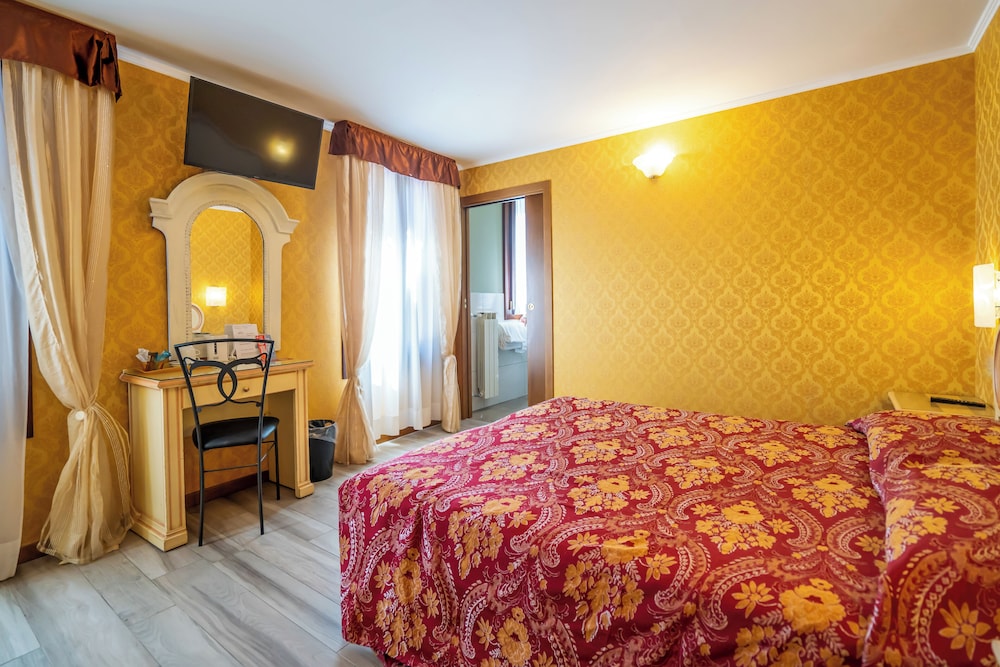 ROOM, DOUBLE BED, CANAL VIEW