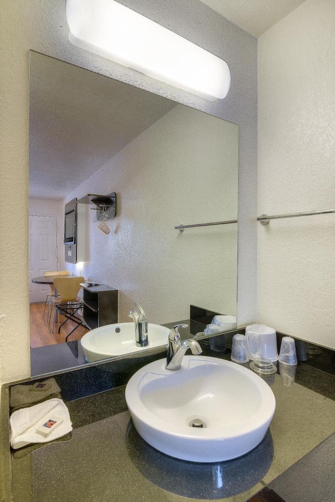 Motel6 Simi Valley, CA 48/50