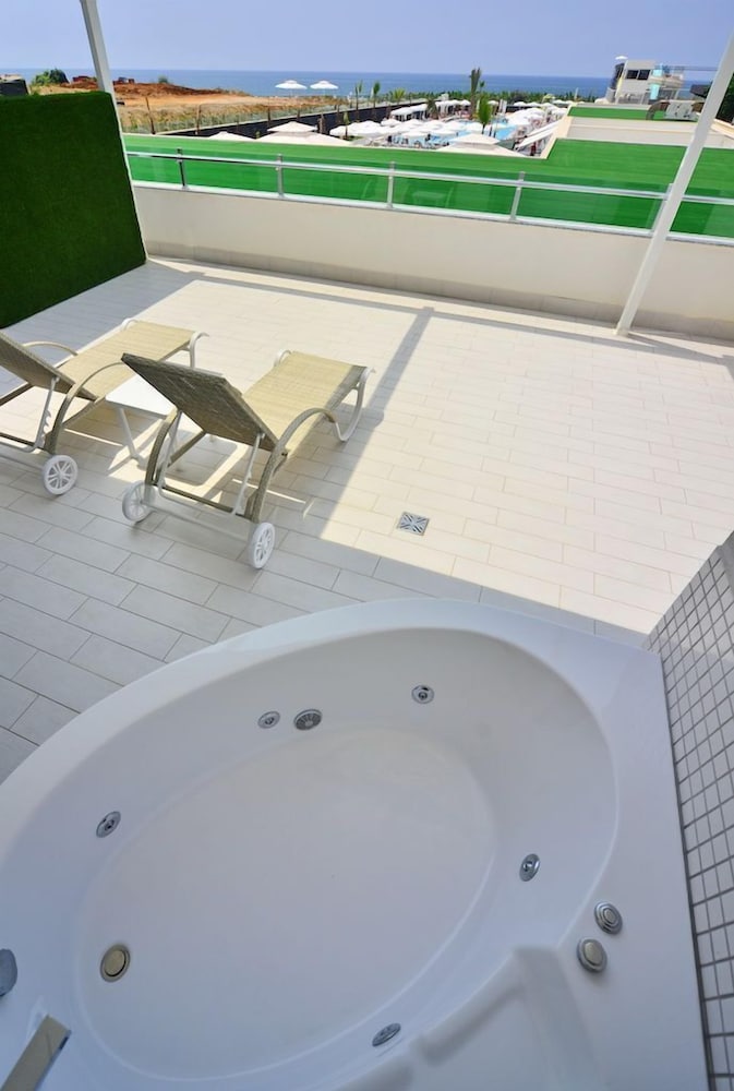 White City Resort 34/80