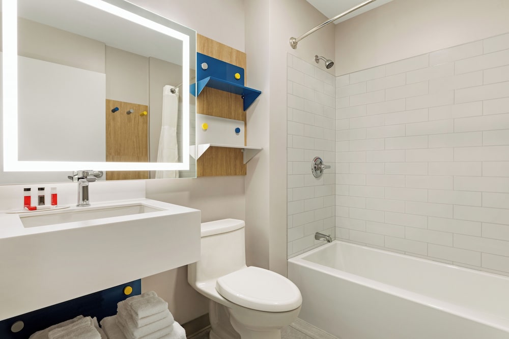 STUDIO, SUITE, QUEEN BED, KITCHENETTE, BATHTUB