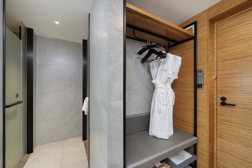 Mercure Guangzhou Baiyun International Airport 43/44