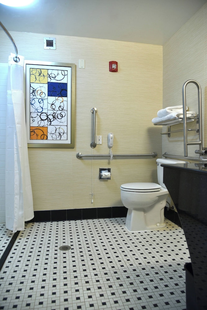 Fairfield Inn & Suites Hartford Airport 33/34