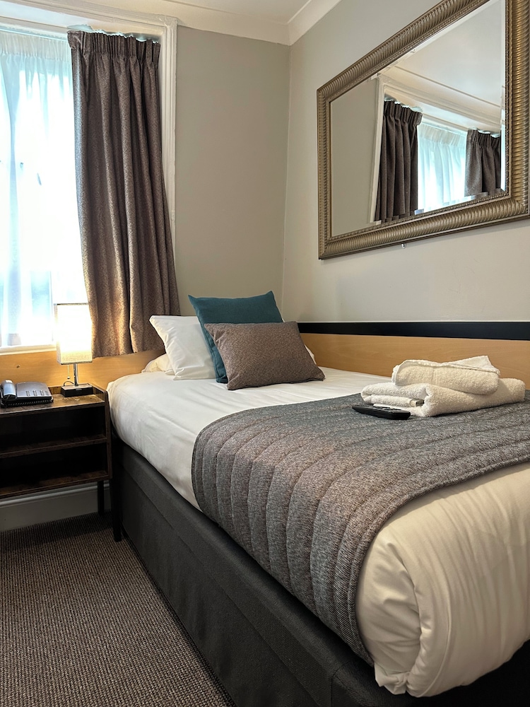 Tudor Court Hotel 6/50