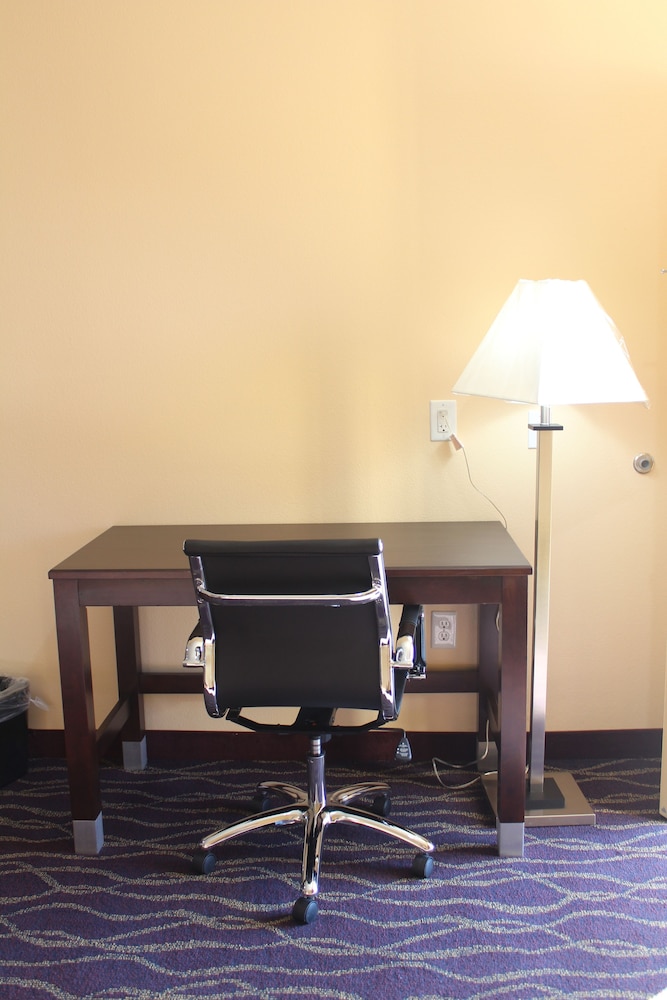 Express Inn & Suites - Bush Airport 25/34
