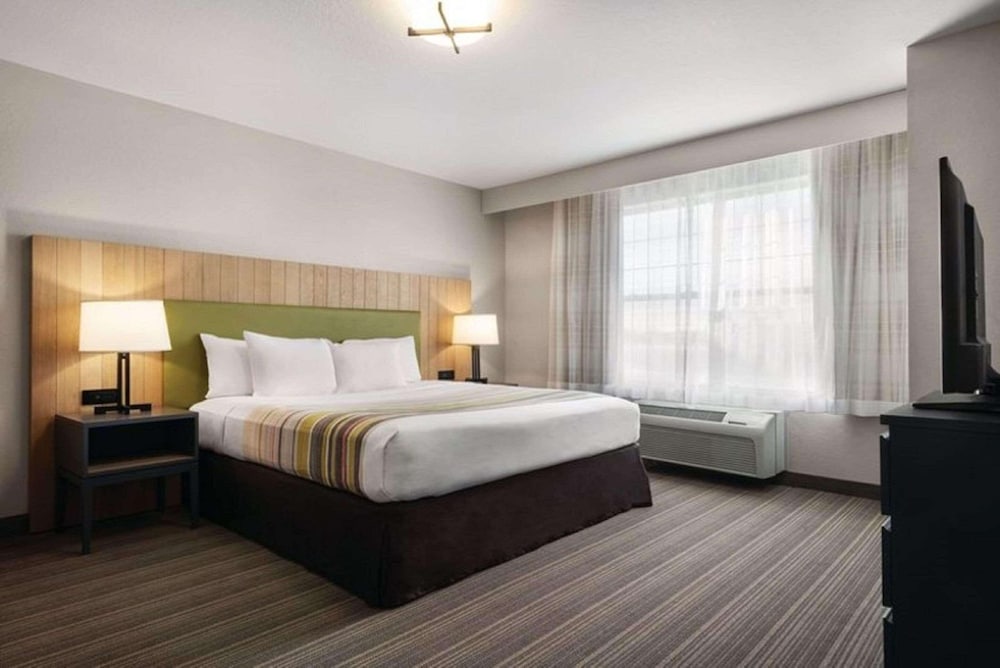 ROOM, KING BED, ACCESSIBLE