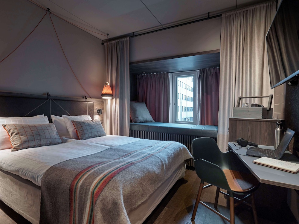 COZY, QUEEN BED