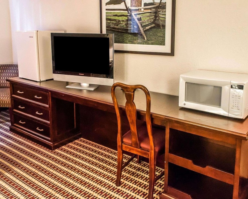 Economy Inn and Suites Warren 25/28