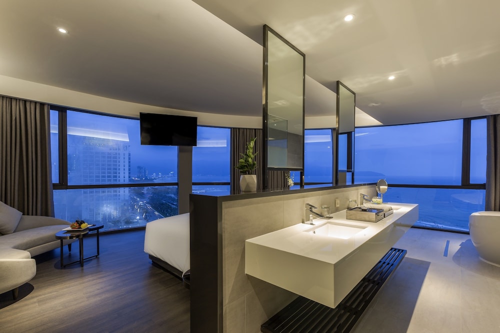 EXECUTIVE, SUITE