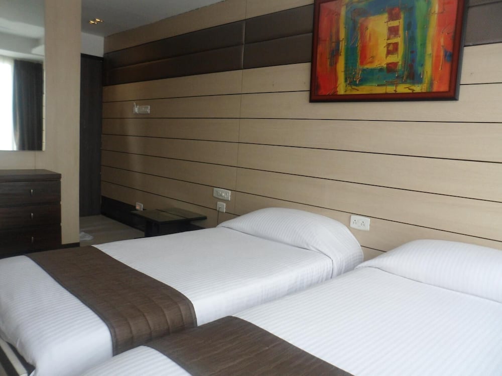 HOTEL ESTEEM 20/34