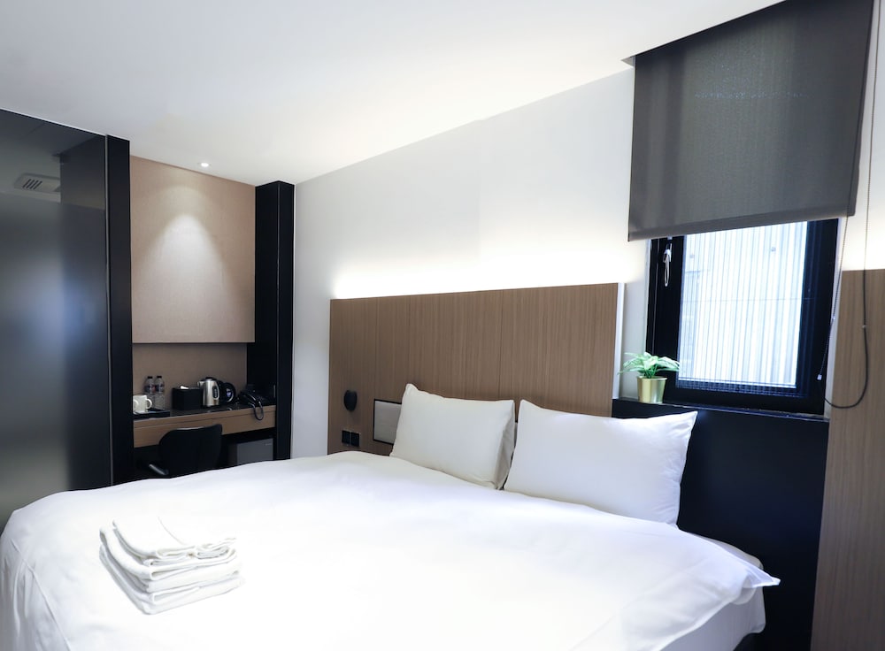 Slow Town Hotel 17/67