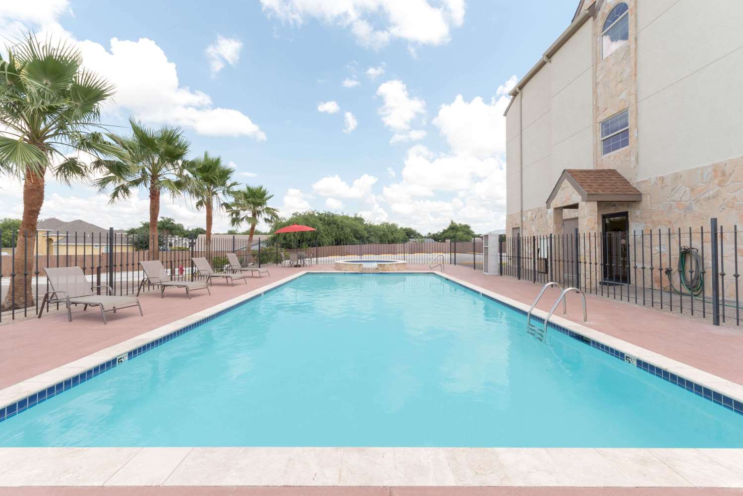 Microtel Inn & Suites by Wyndham Eagle Pass 21/23