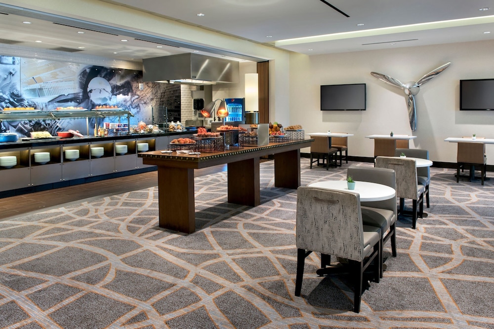 Newark Liberty International Airport Marriott 41/45