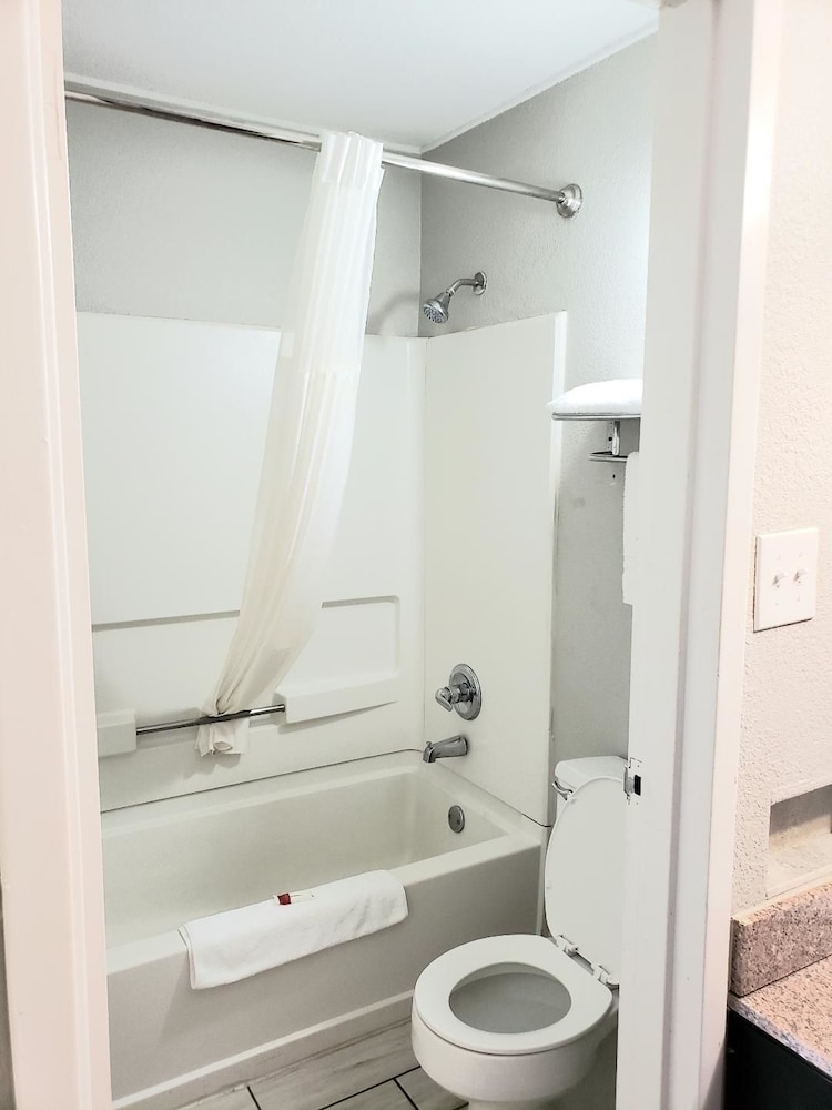 Econo Lodge Mineral Wells, TX 20/23