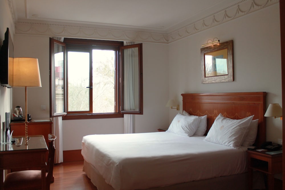 CLASSIC, DOUBLE OR TWIN BED, CITY VIEW