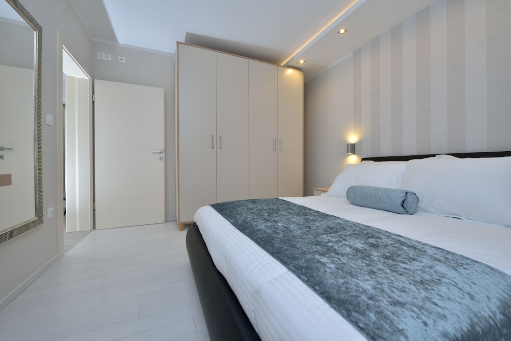 SUPERIOR, APARTMENT, QUEEN BED, SOFA