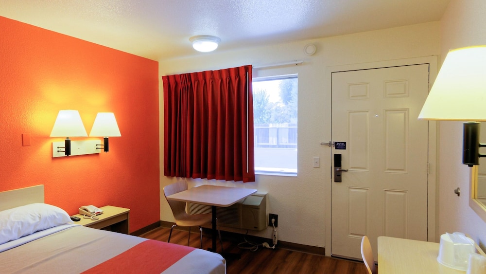 Motel6 Chico, CA 24/39