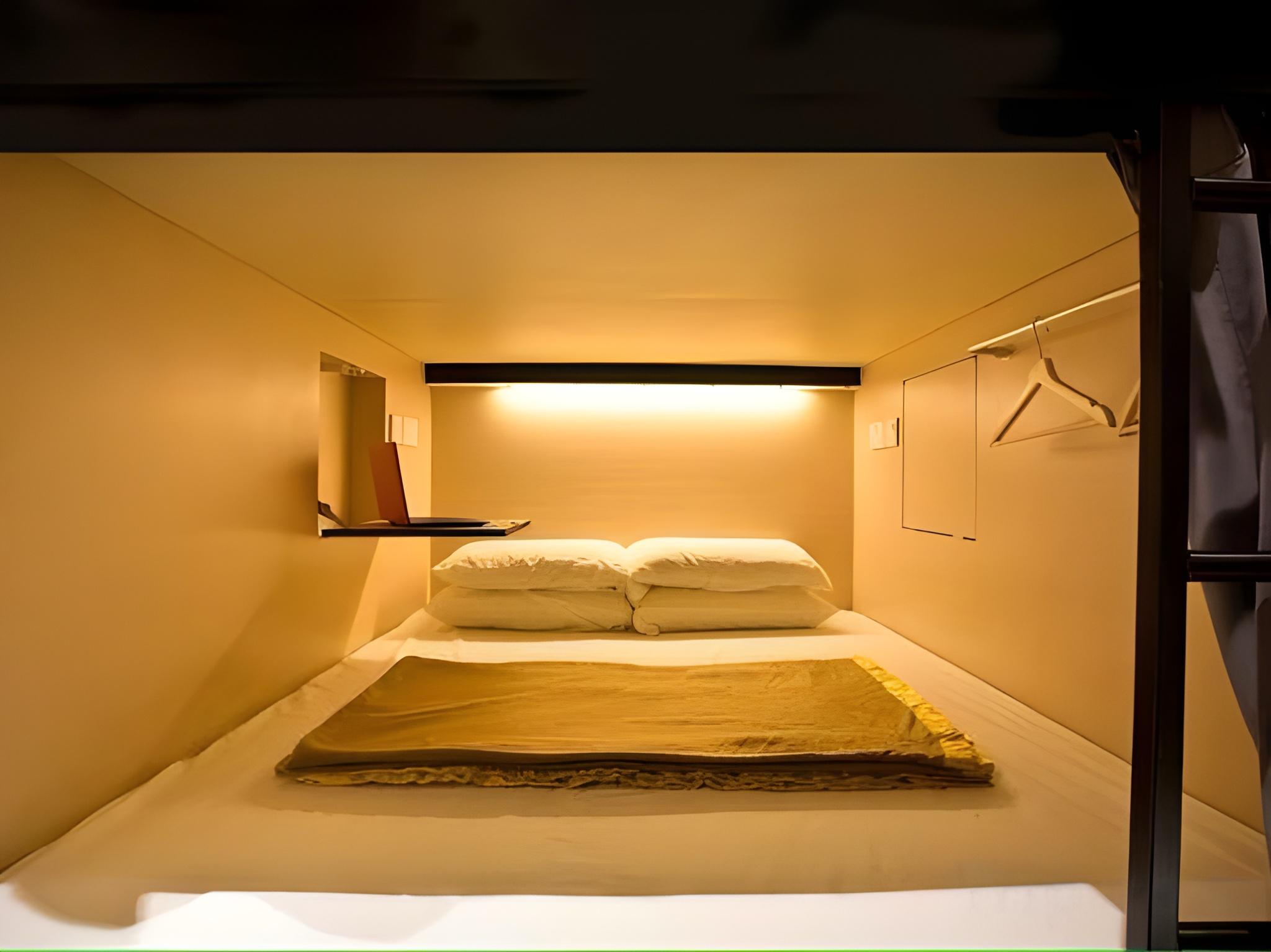 Everest, Family, Shared Bathroom, No Window