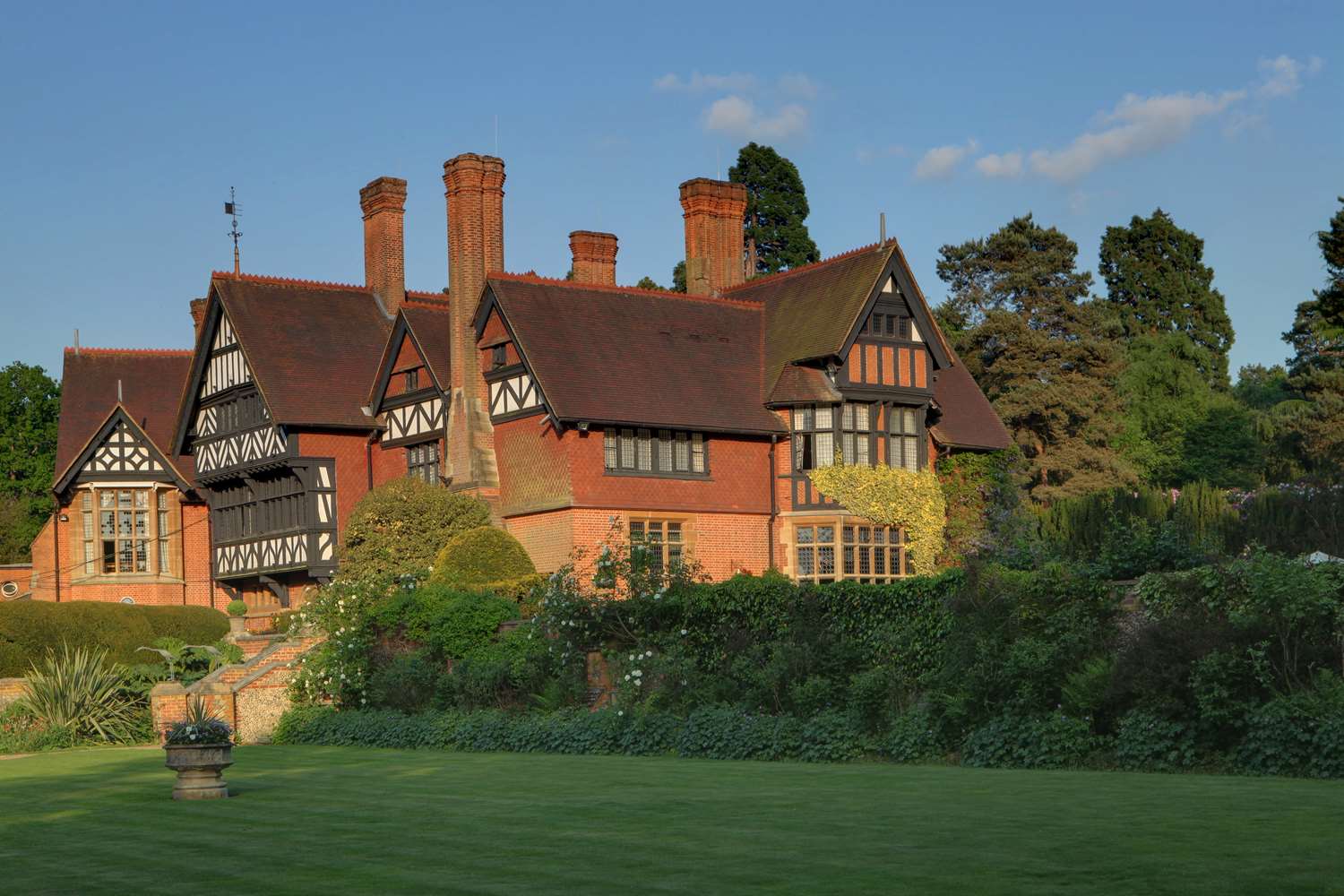 Best Western Plus Grim's Dyke Hotel 46/48