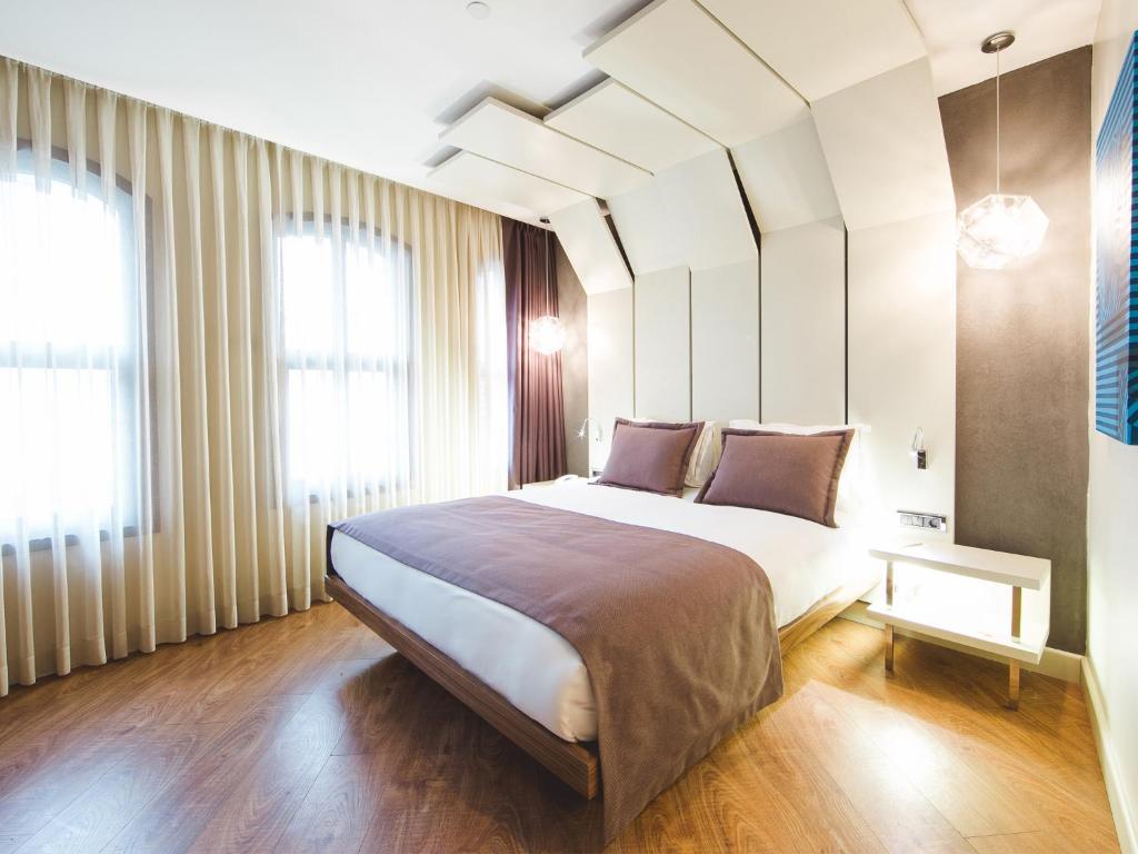 Deluxe, City View, Maroon Hotel Pera 3/7