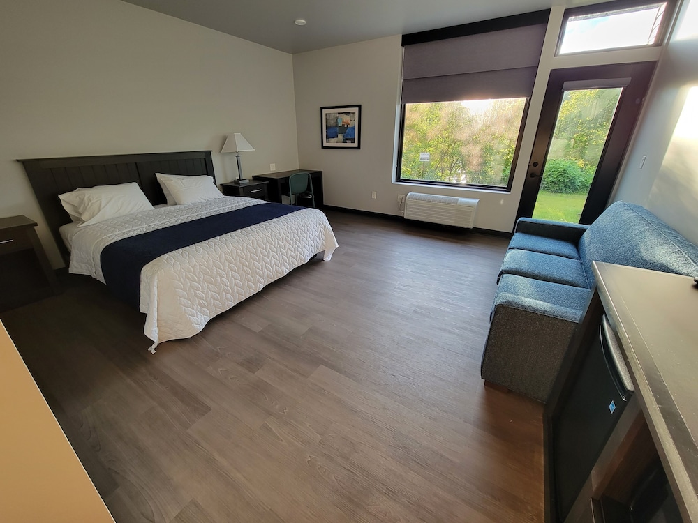 جناح بسرير كينج بإطلالة على النهر مع أريكة لذوي الإعاقة