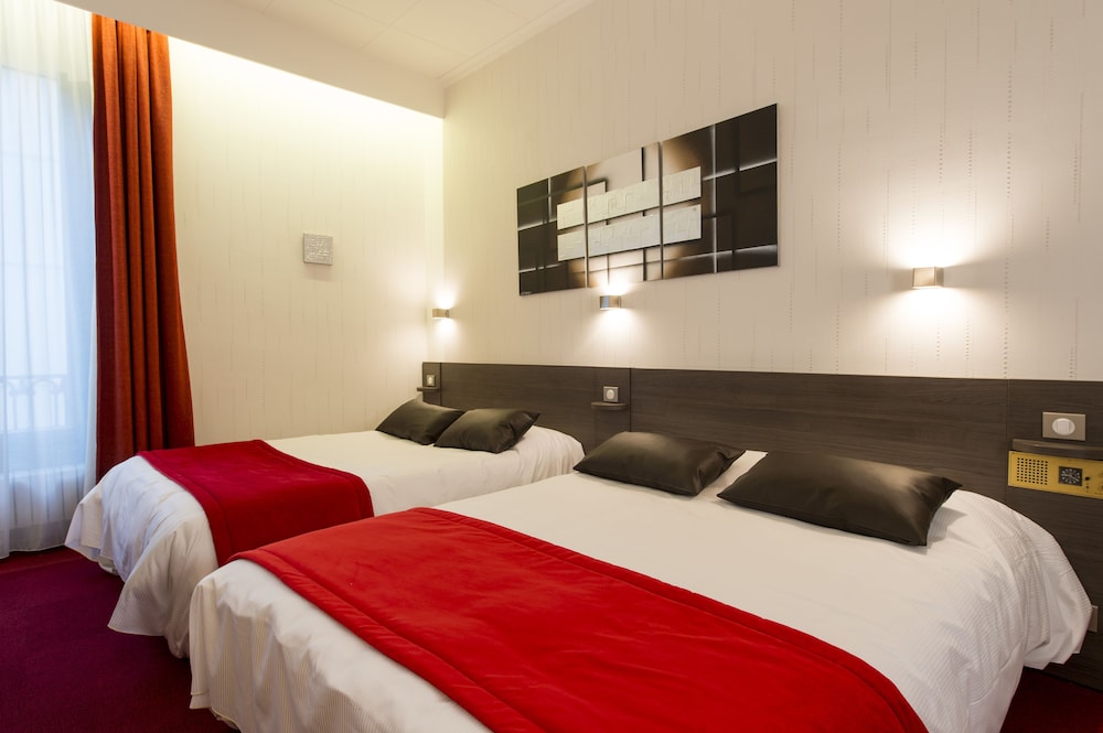 ROOM, DOUBLE OR TWIN BED