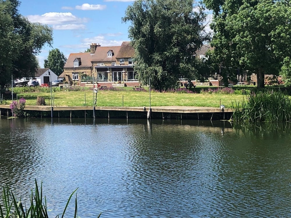 Pike and Eel Hotel and Marina 33/47
