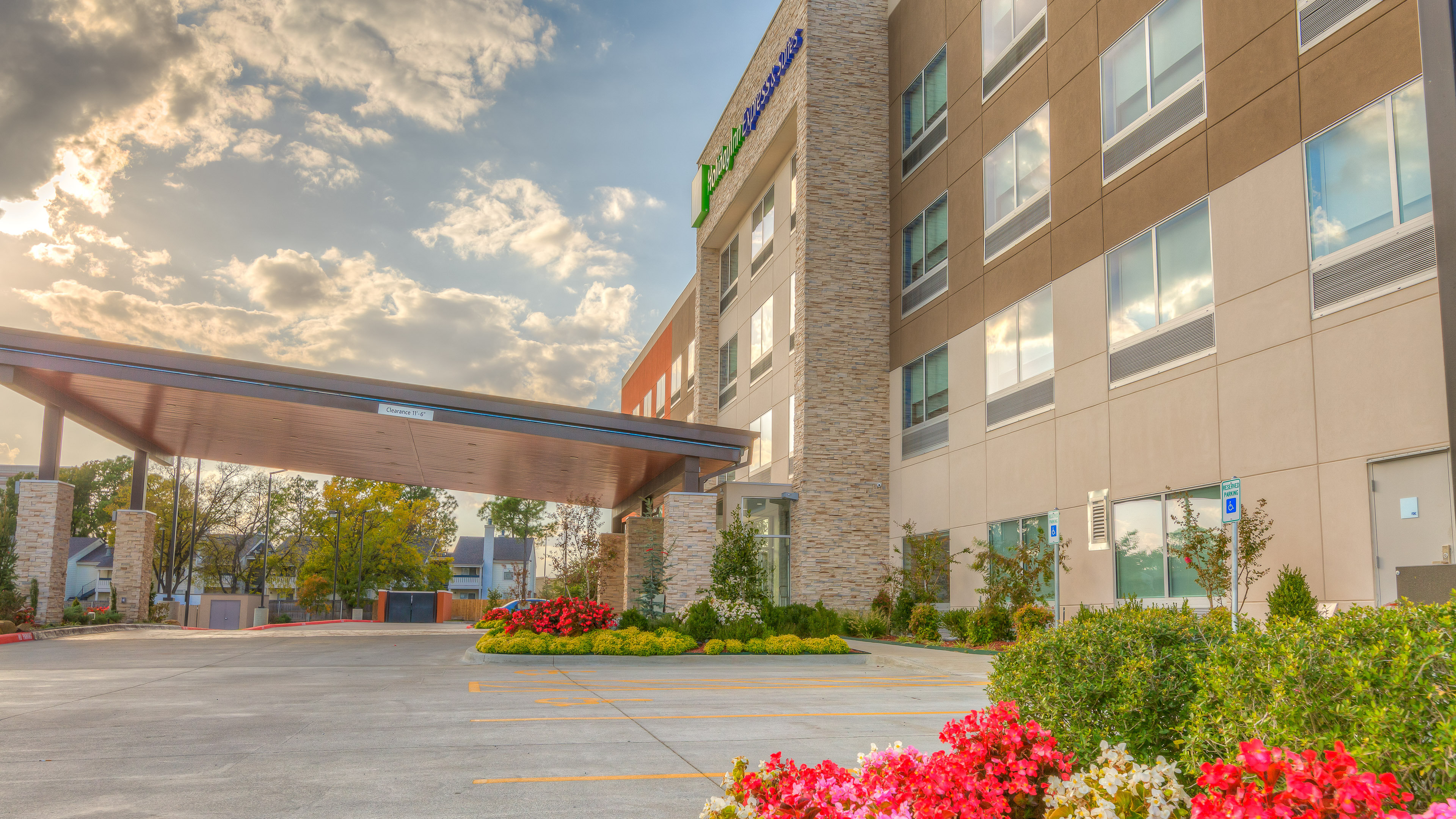 Holiday Inn Express Suites Tulsa Midtown 63/68