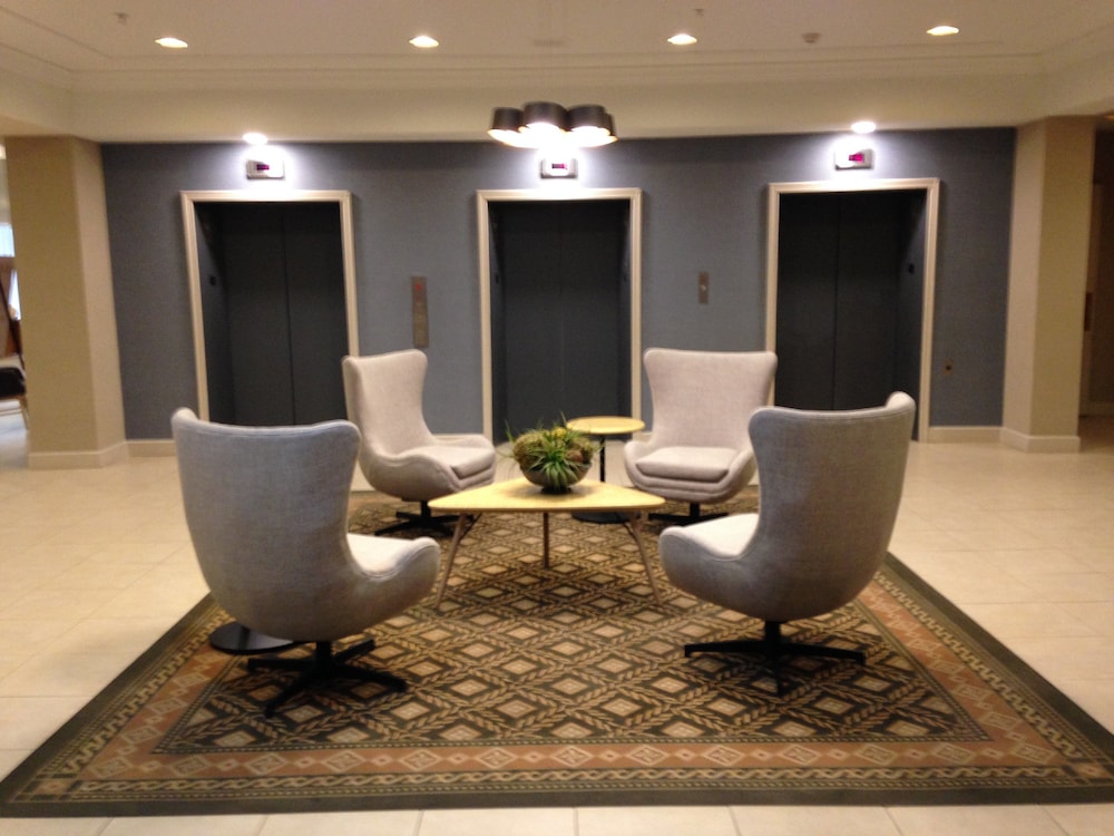 Holiday Inn Suites Pittsfield Berkshires 68/80