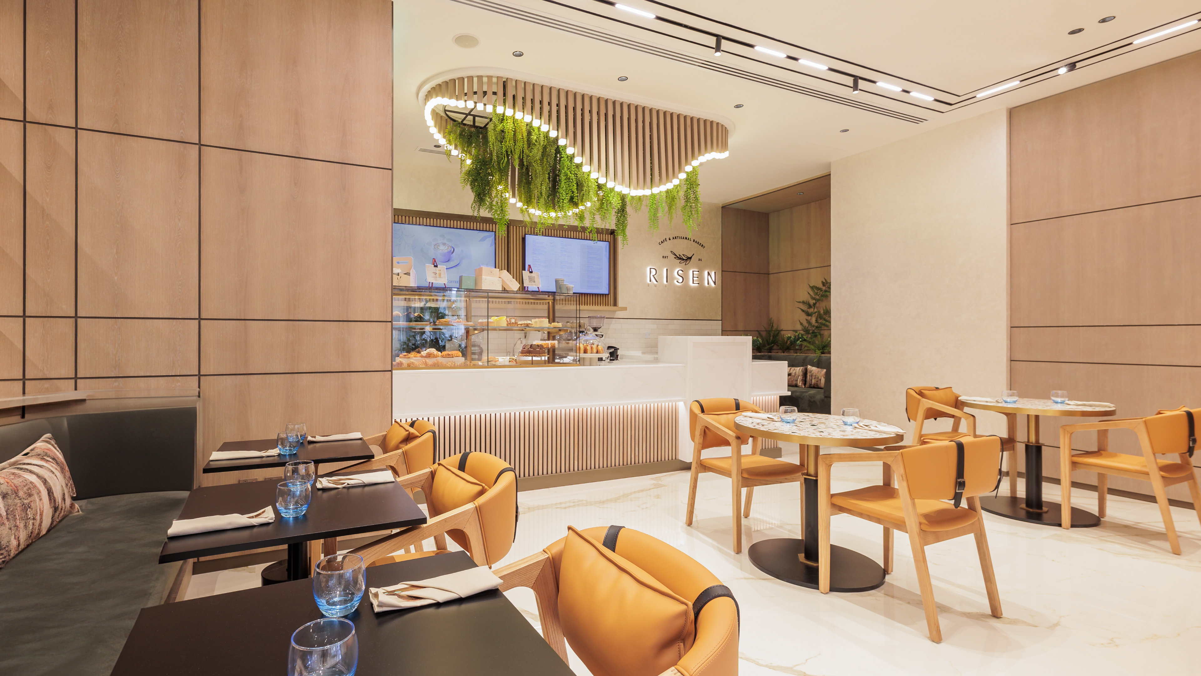 Holiday Inn Dubai Village Circle 17/23