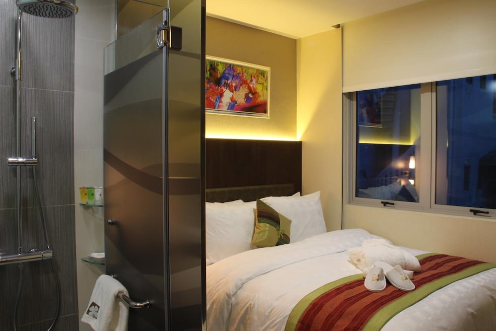 HOTEL CLOVER 5 HONGKONG STREET 16/37